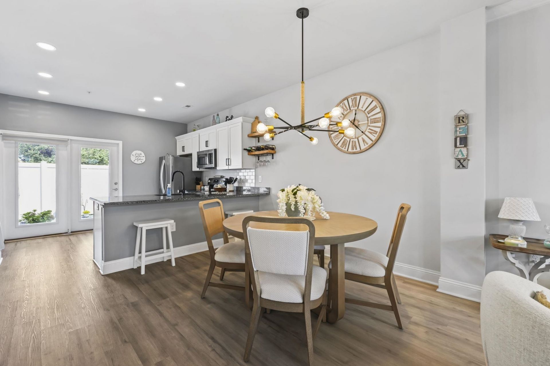 793 Moen Pl. Photo 9