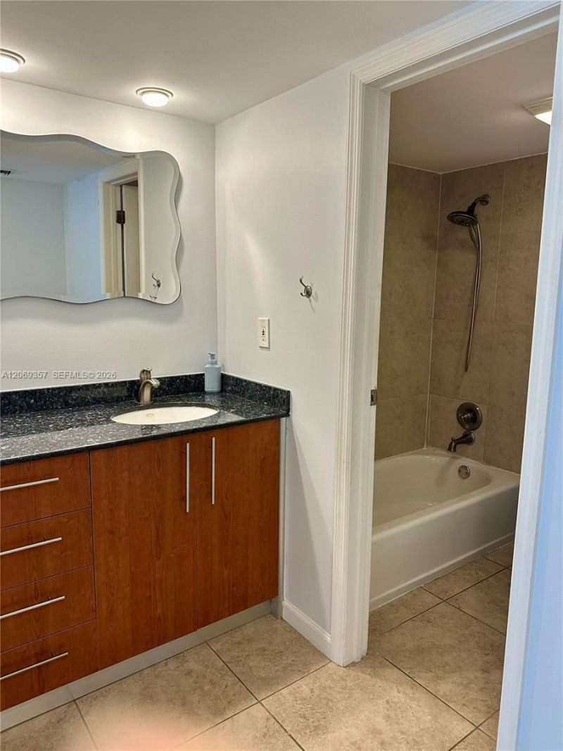 3401 N Country Club Dr, Unit EI-216, Aventura, FL 33180 Photo