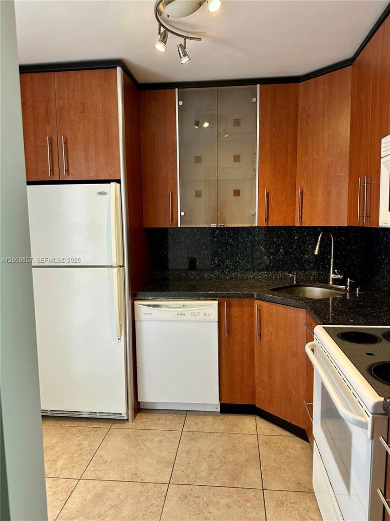 3401 N Country Club Dr, Unit EI-216, Aventura, FL 33180 Photo