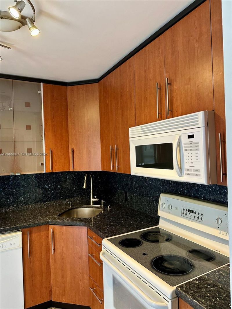 3401 N Country Club Dr, Unit EI-216, Aventura, FL 33180 Photo