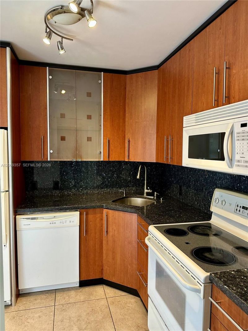 3401 N Country Club Dr, Unit EI-216, Aventura, FL 33180 Photo