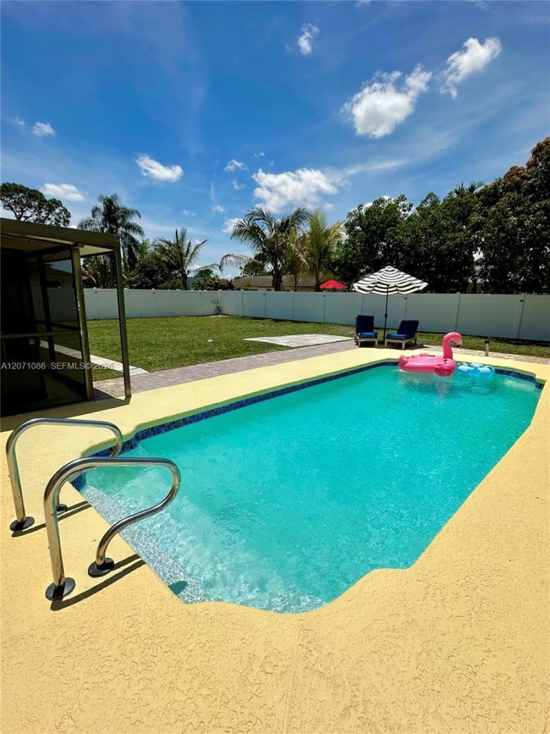 177 Dove Cir , Royal Palm Beach, FL 33411 Photo