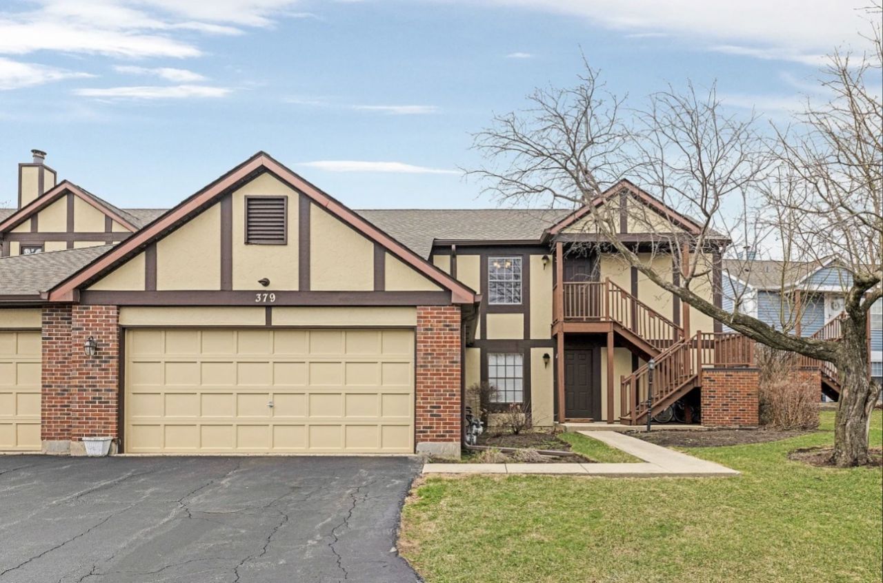 379 Sandhurst Circle, Unit 1, Glen Ellyn, IL 60137 Main Photo