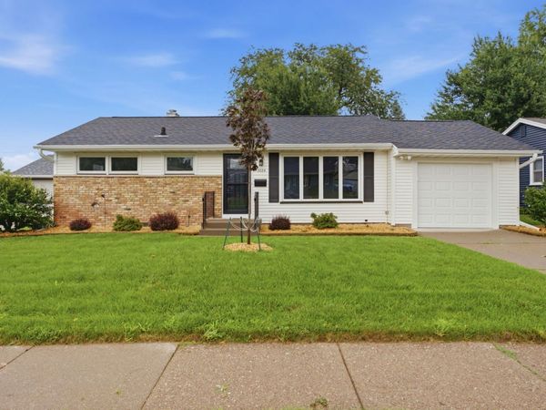 3024 Grove Street, Davenport, IA 52804
