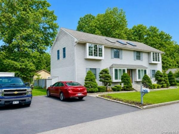 5 Forest Lane , Coram, NY 11727