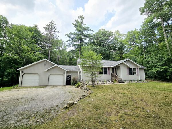 9535 E Sunset Drive, Roscommon, MI 48653