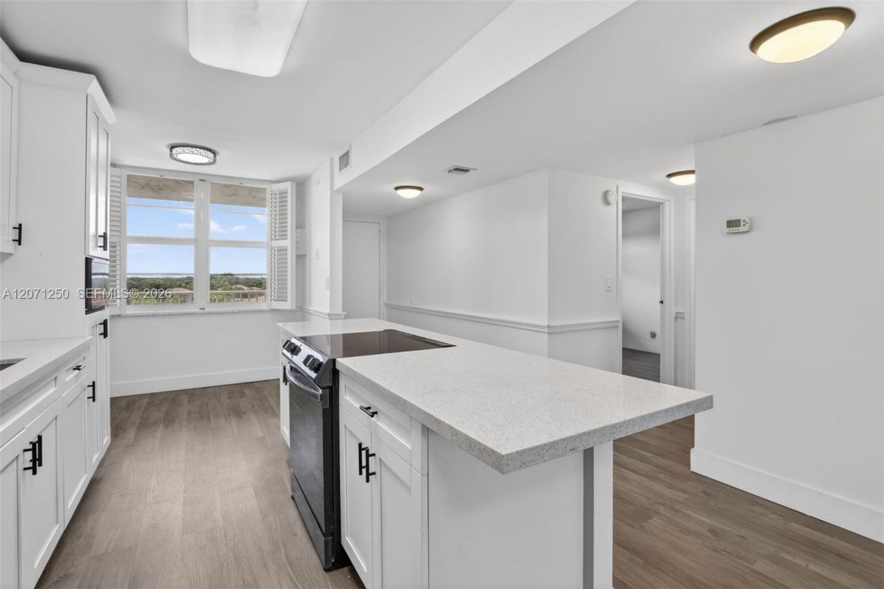 250 Jacaranda Dr , Unit 703, Plantation, FL 33324 Photo