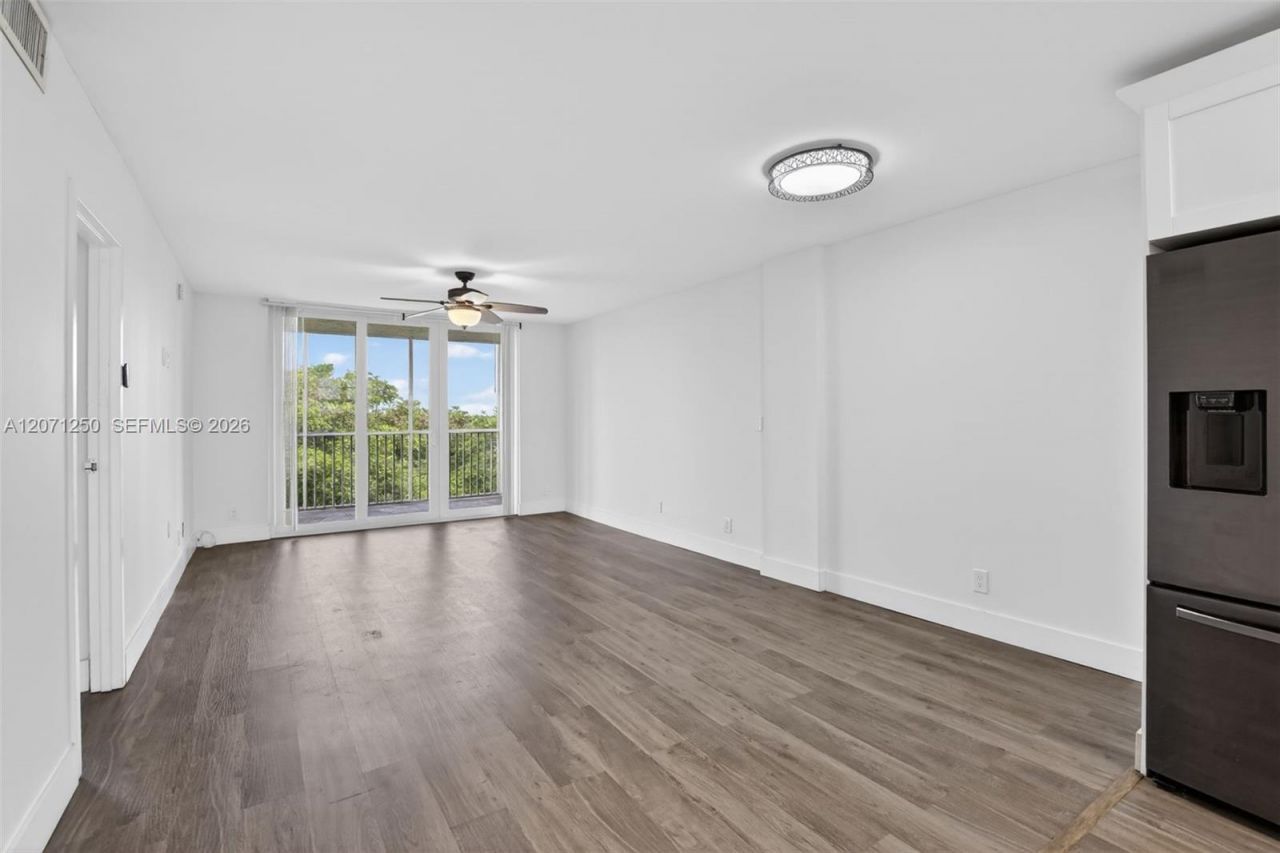 250 Jacaranda Dr , Unit 703, Plantation, FL 33324 Photo