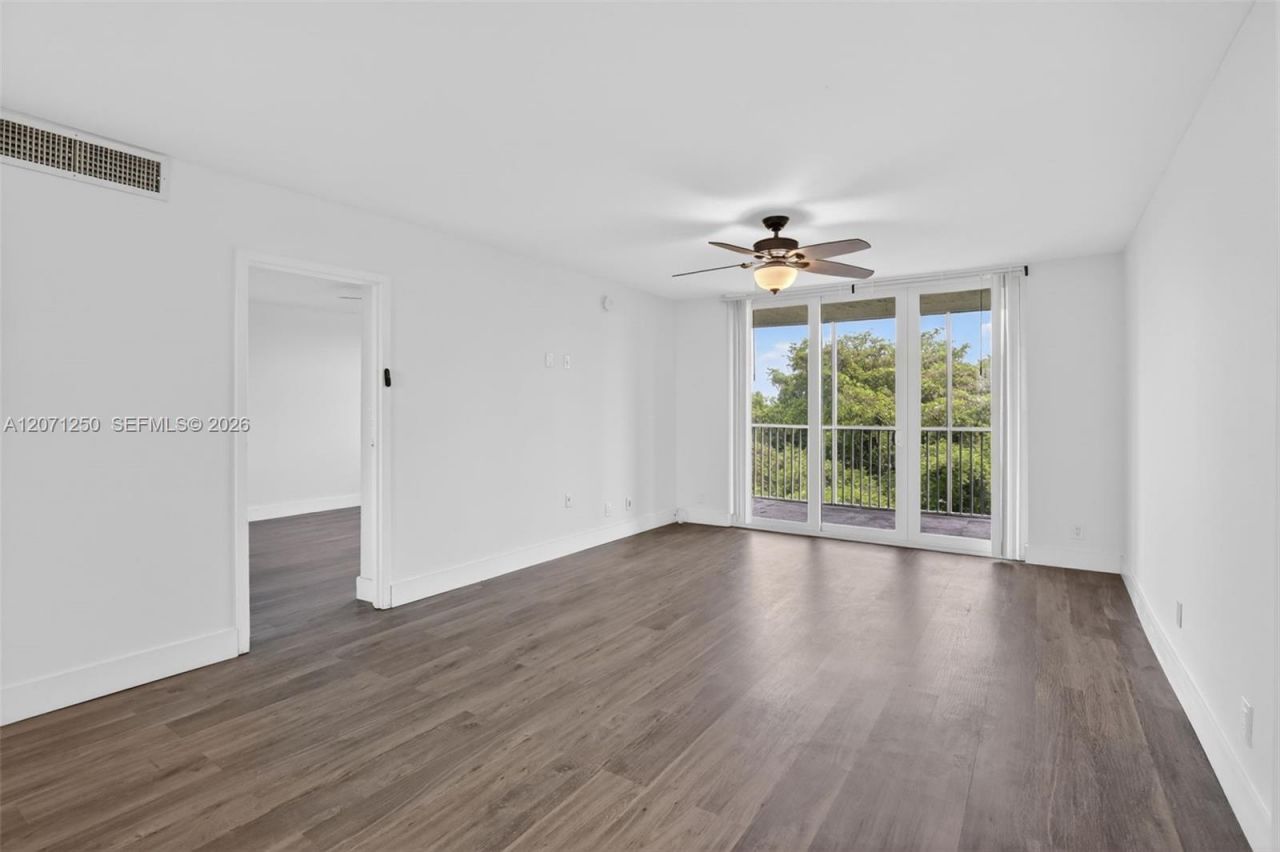 250 Jacaranda Dr , Unit 703, Plantation, FL 33324 Photo