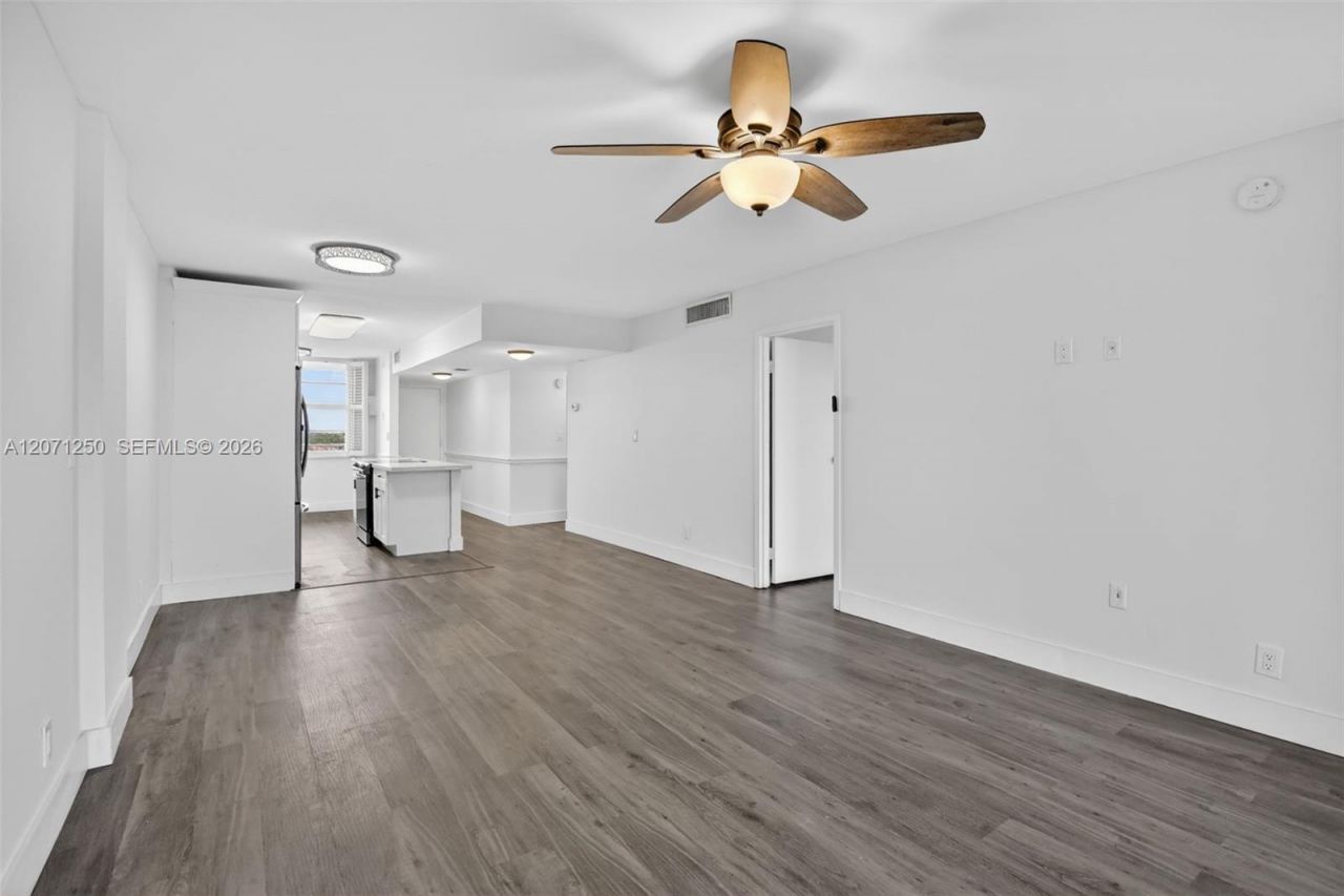 250 Jacaranda Dr , Unit 703, Plantation, FL 33324 Photo