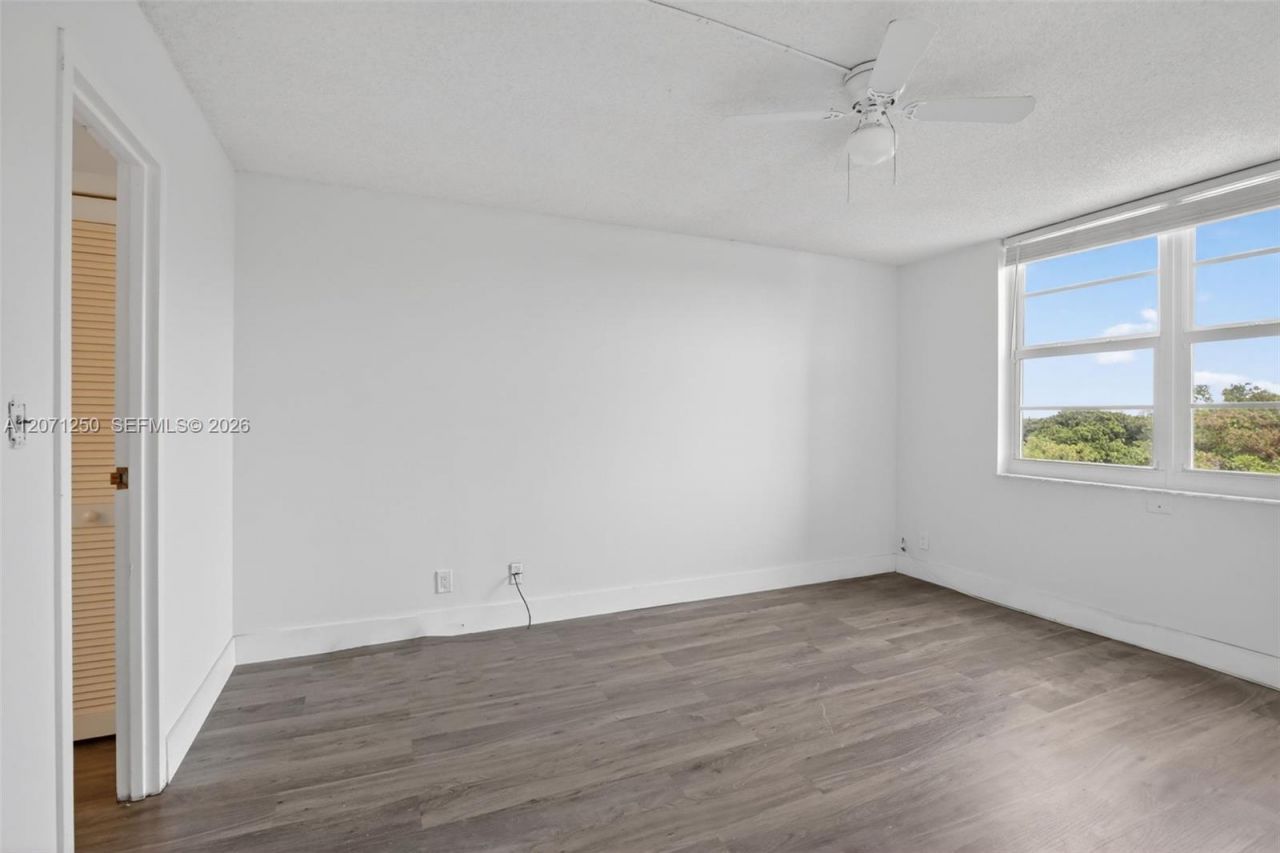 250 Jacaranda Dr , Unit 703, Plantation, FL 33324 Photo