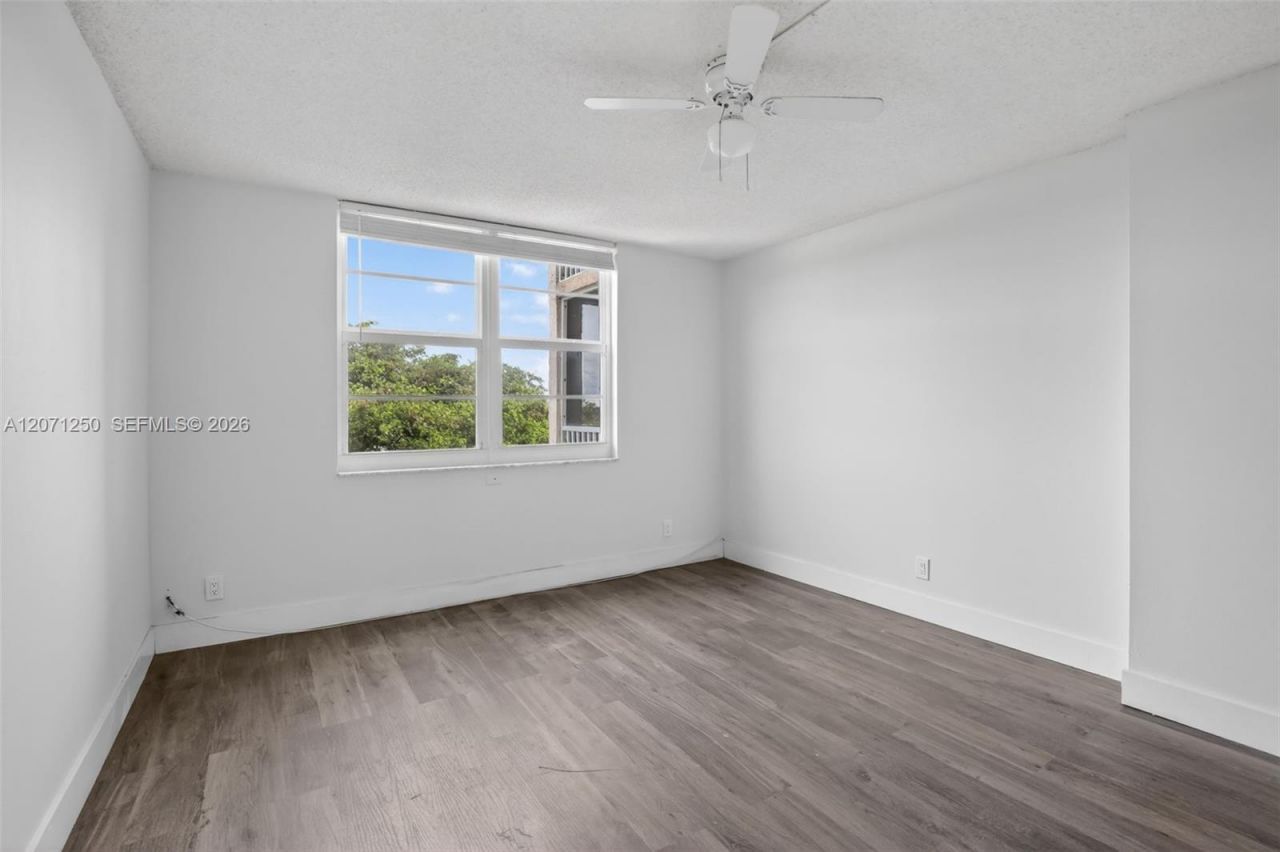 250 Jacaranda Dr , Unit 703, Plantation, FL 33324 Photo