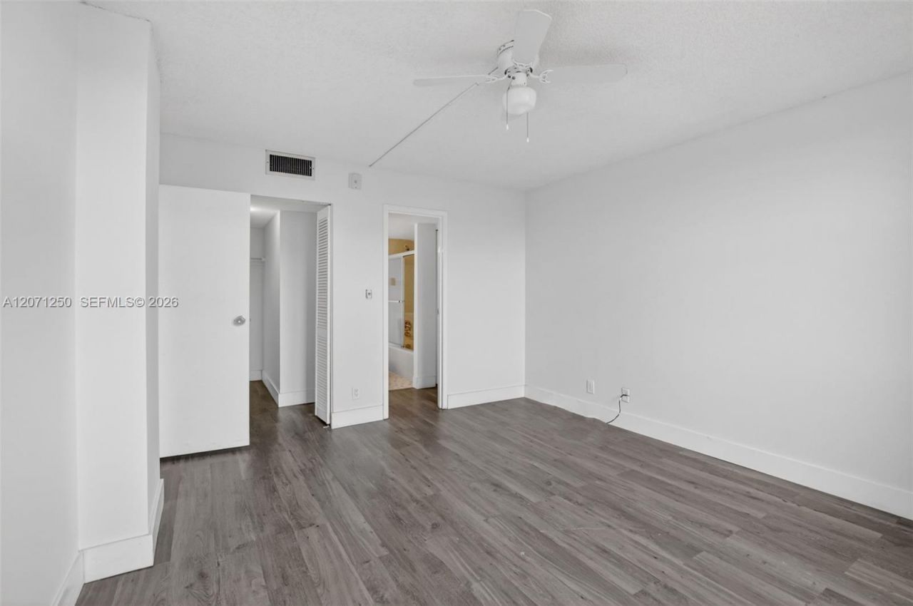 250 Jacaranda Dr , Unit 703, Plantation, FL 33324 Photo