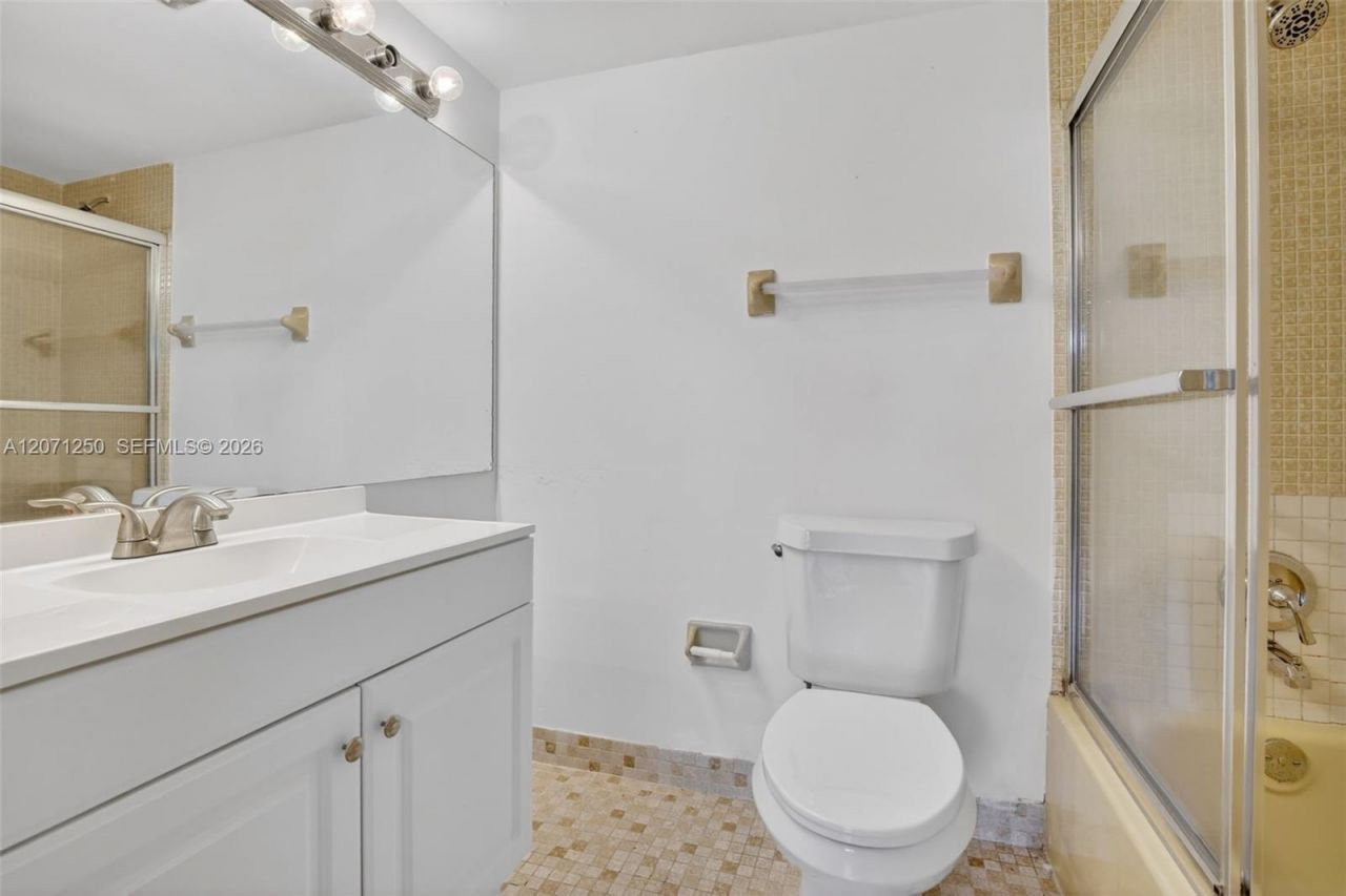 250 Jacaranda Dr , Unit 703, Plantation, FL 33324 Photo