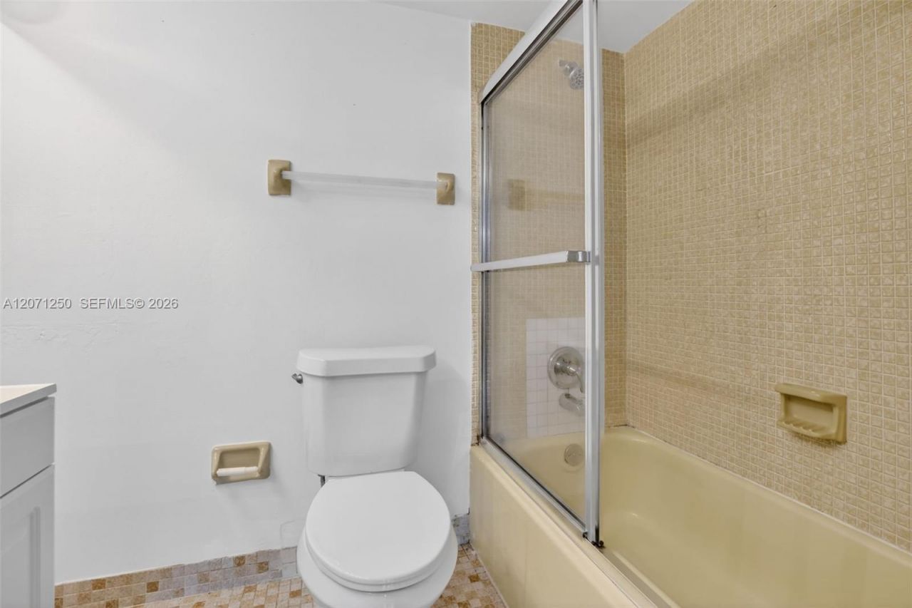 250 Jacaranda Dr , Unit 703, Plantation, FL 33324 Photo