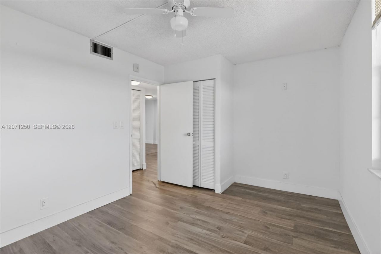 250 Jacaranda Dr , Unit 703, Plantation, FL 33324 Photo