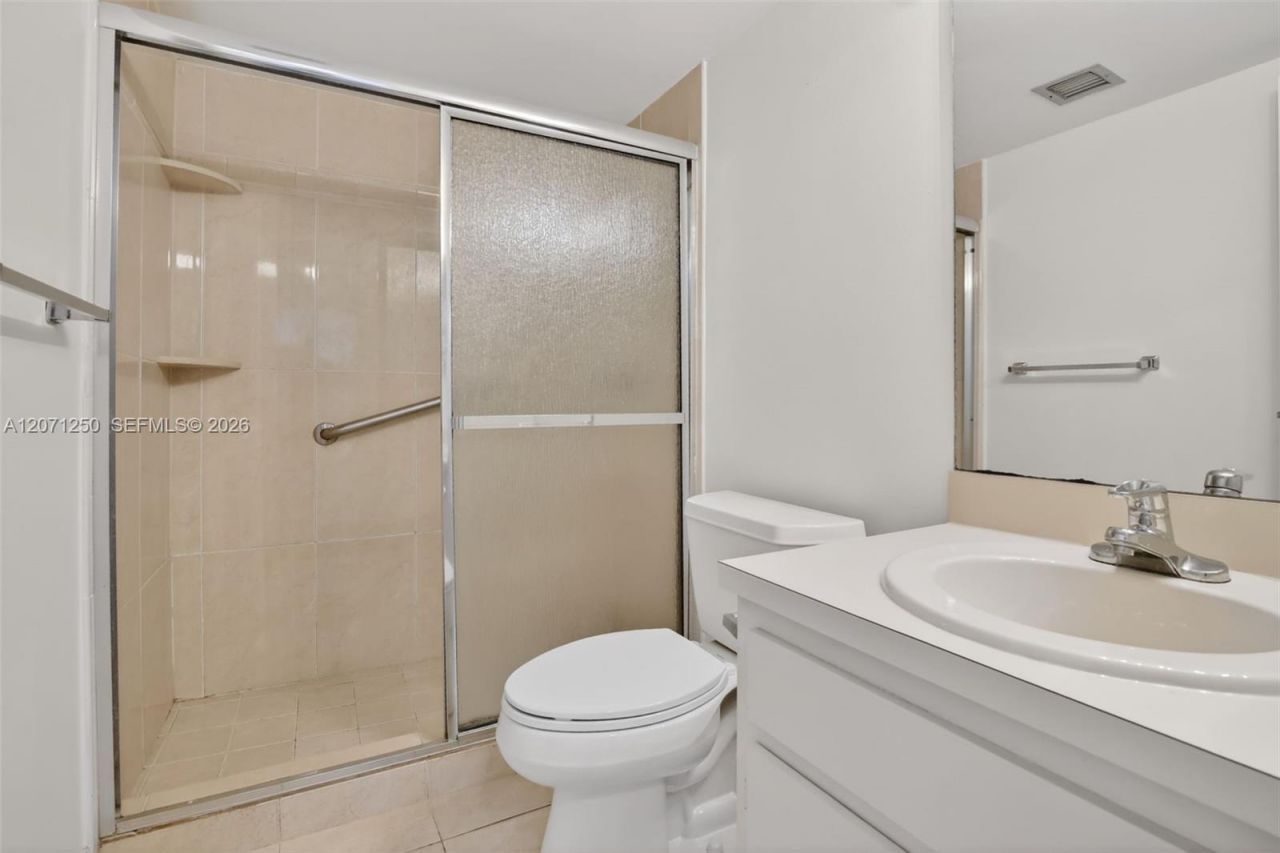 250 Jacaranda Dr , Unit 703, Plantation, FL 33324 Photo