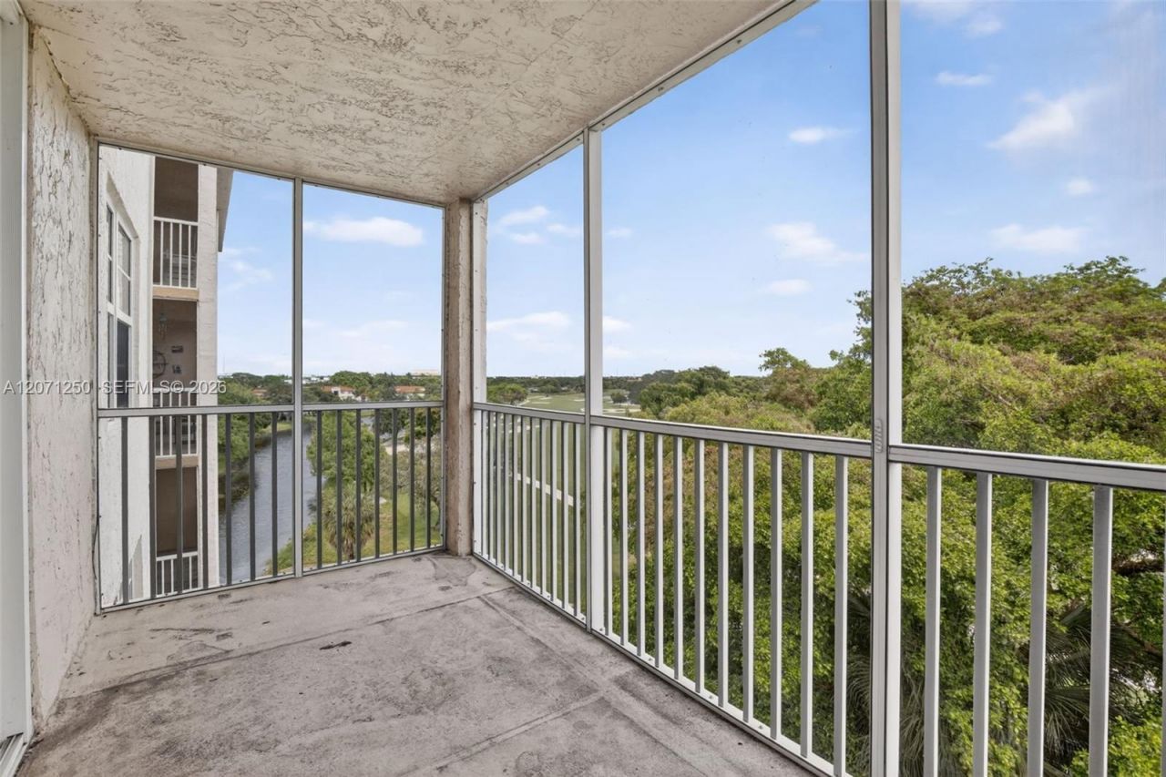 250 Jacaranda Dr , Unit 703, Plantation, FL 33324 Photo