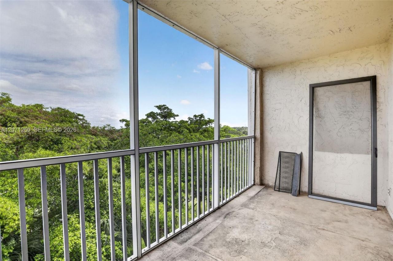 250 Jacaranda Dr , Unit 703, Plantation, FL 33324 Photo