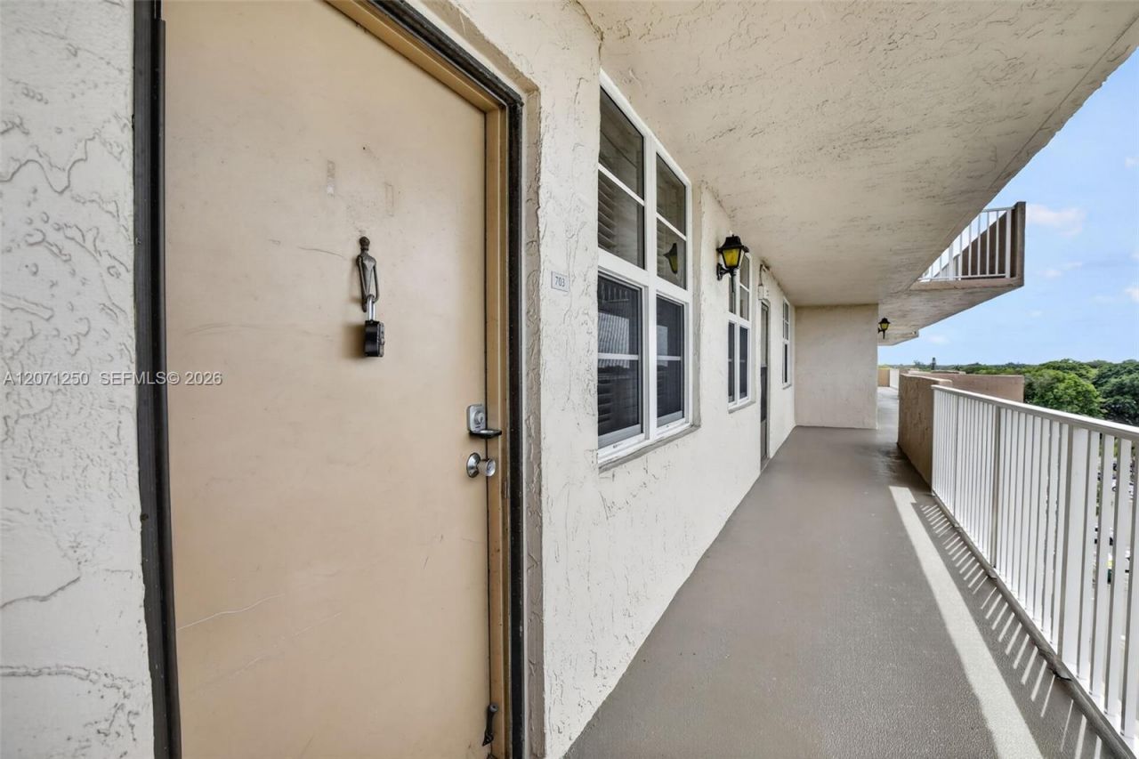 250 Jacaranda Dr , Unit 703, Plantation, FL 33324 Photo