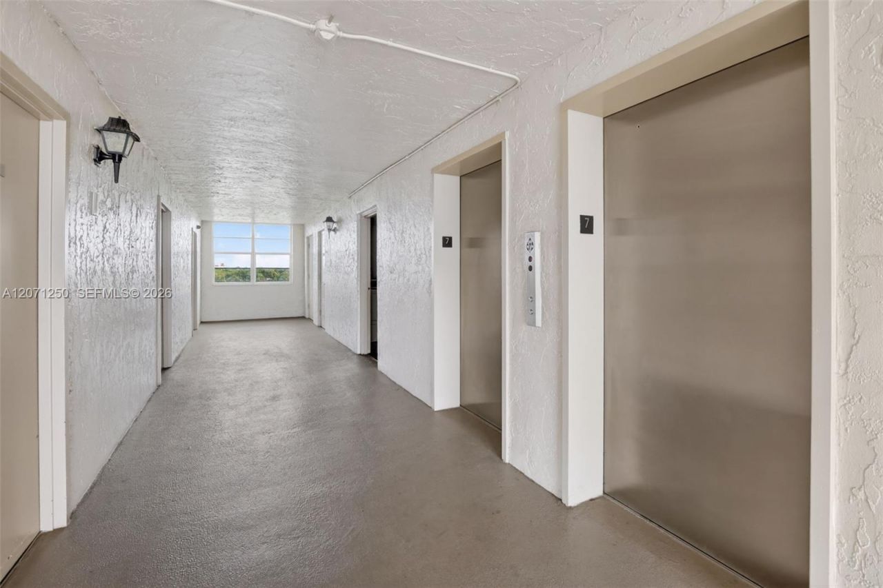 250 Jacaranda Dr , Unit 703, Plantation, FL 33324 Photo