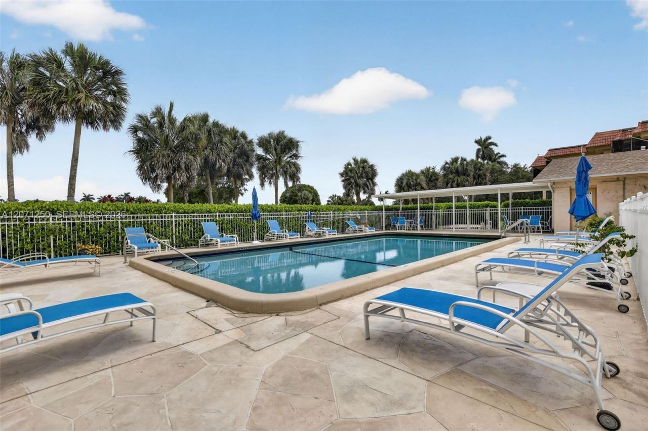 250 Jacaranda Dr , Unit 703, Plantation, FL 33324 Photo