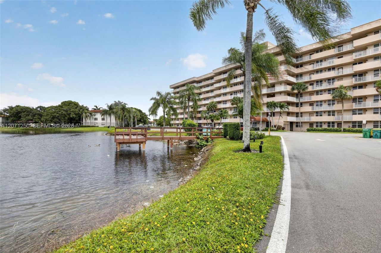 250 Jacaranda Dr , Unit 703, Plantation, FL 33324 Photo