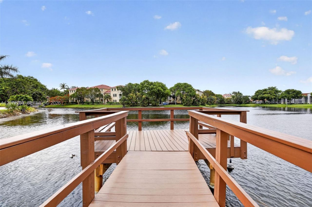 250 Jacaranda Dr , Unit 703, Plantation, FL 33324 Photo