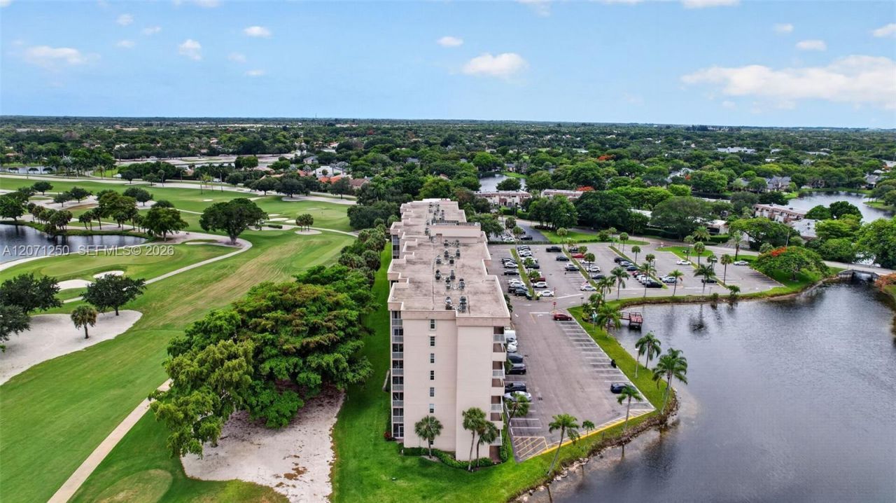 250 Jacaranda Dr , Unit 703, Plantation, FL 33324 Photo
