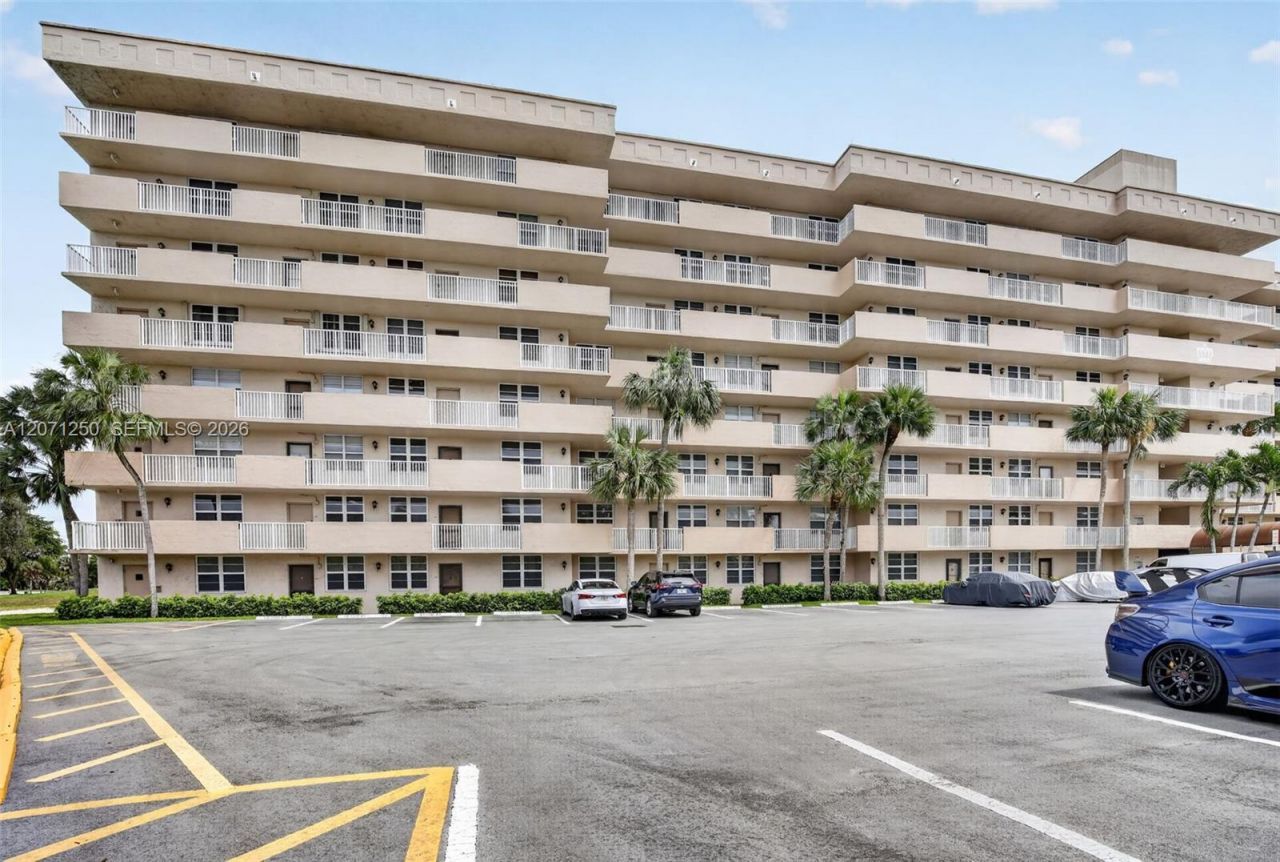 250 Jacaranda Dr , Unit 703, Plantation, FL 33324 Photo
