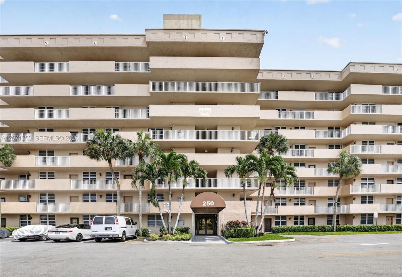 250 Jacaranda Dr , Unit 703, Plantation, FL 33324 Photo