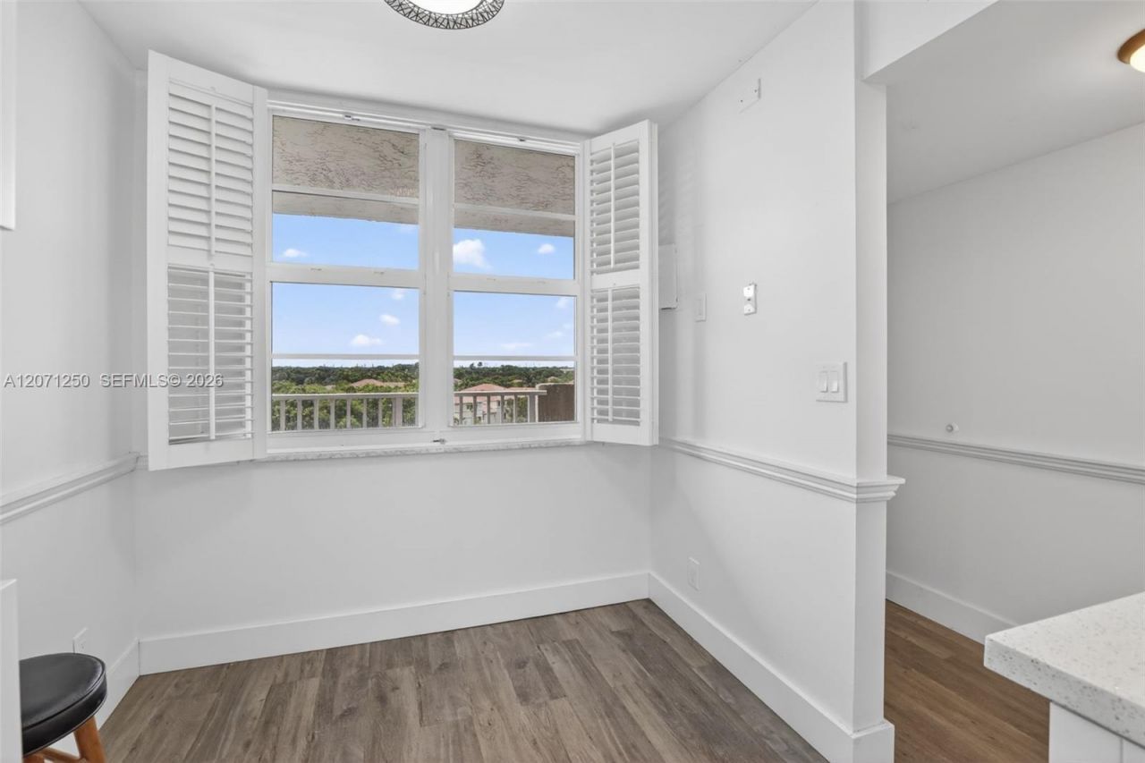 250 Jacaranda Dr , Unit 703, Plantation, FL 33324 Photo