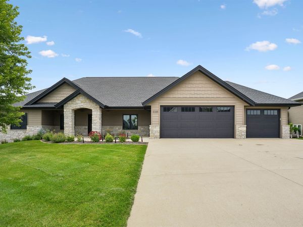 2189 Creek Wood Drive, Dubuque, IA 52003
