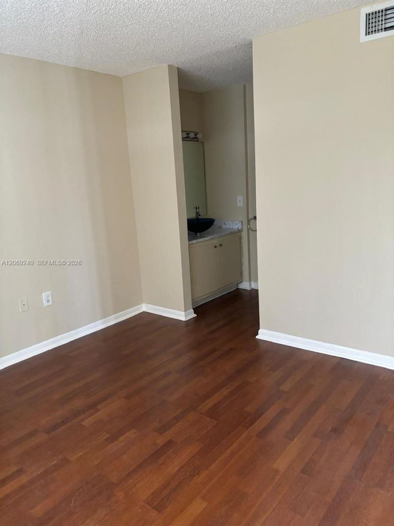 7200 NW 179th St , Unit 310, Hialeah, FL 33015 Photo