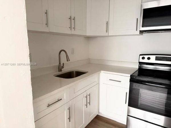 401 SE 10th St , Unit rear, Hallandale Beach, FL 33009