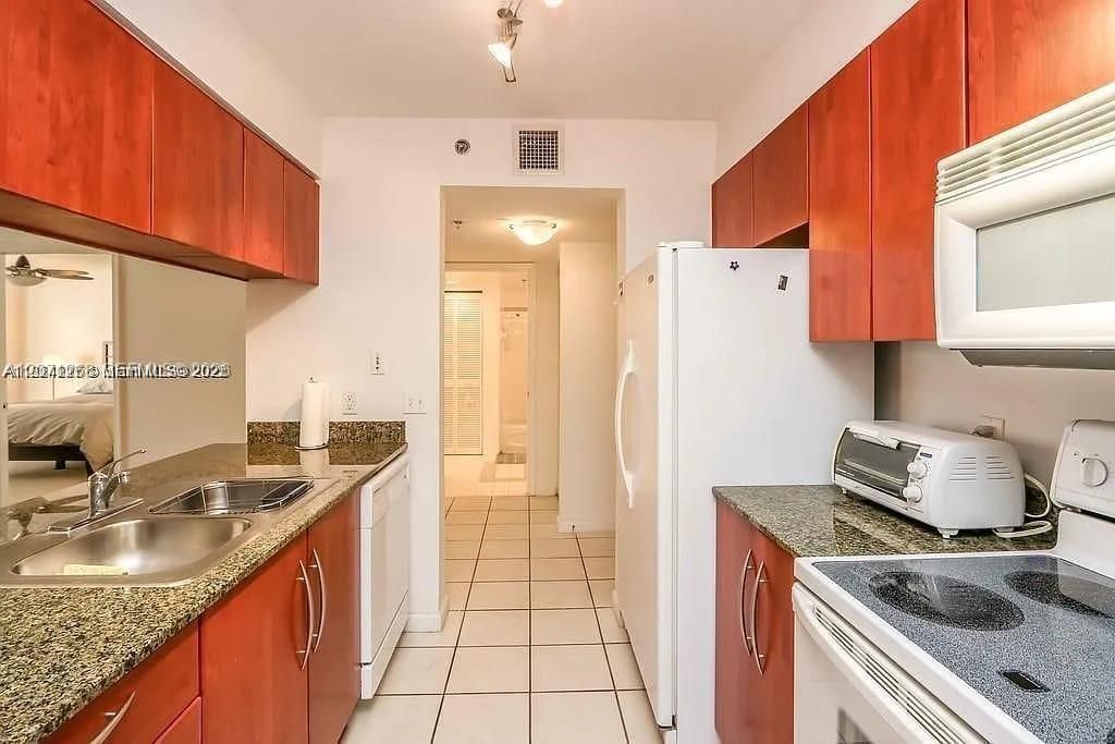 1200 Brickell Bay Dr , Unit 1518, Miami, FL 33131 Photo