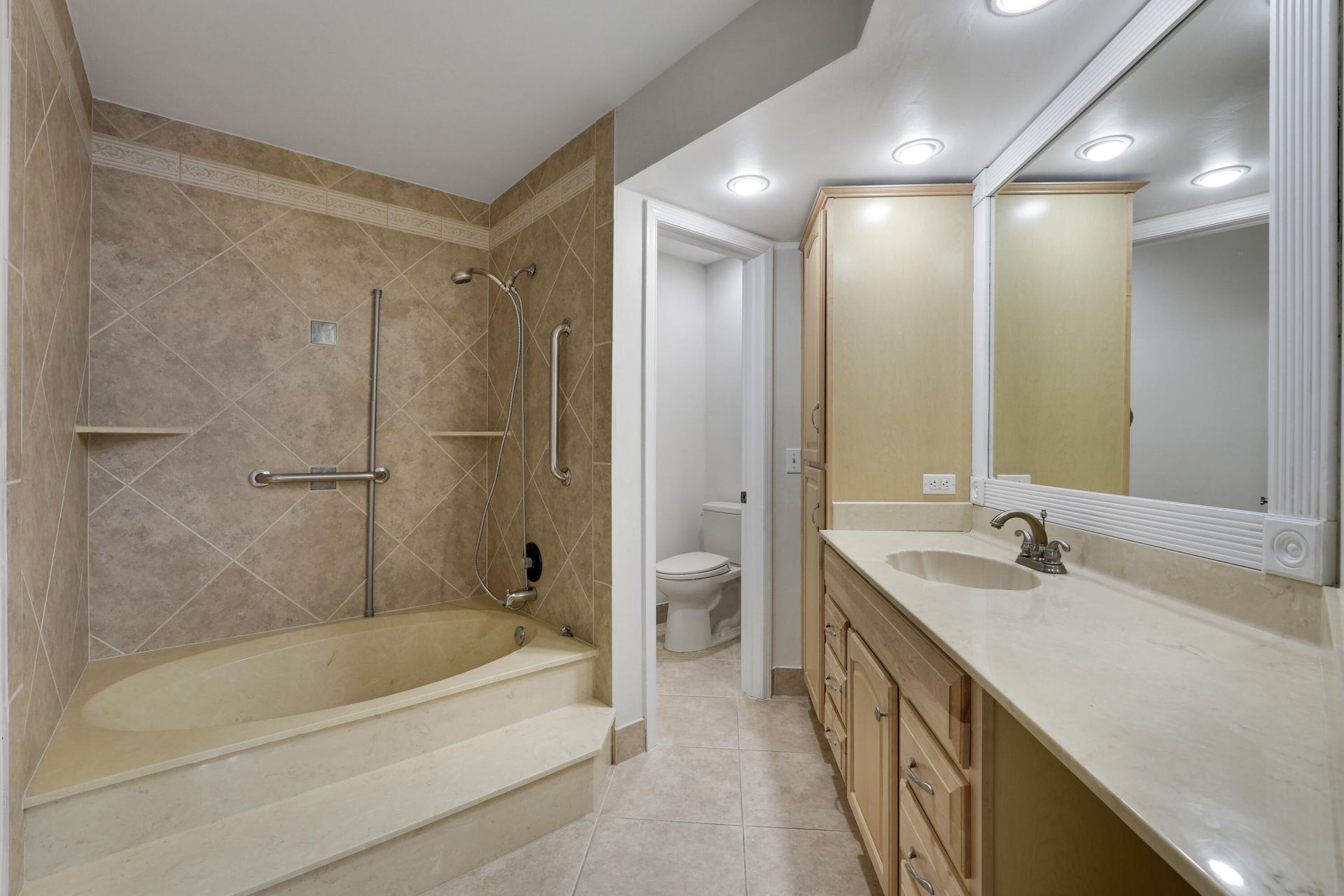 13 Lexington Lane E, Unit A, Palm Beach Gardens, FL 33418 Photo