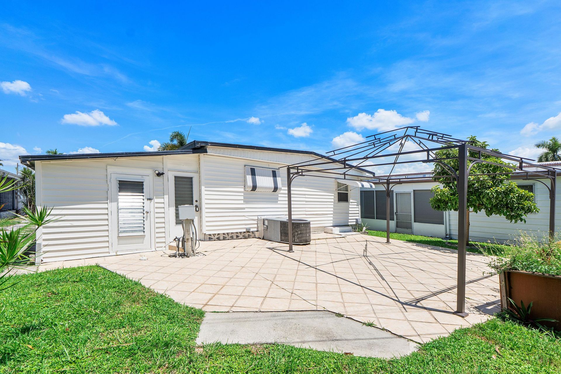 8670 SW 18th Place, Davie, FL 33324 Photo