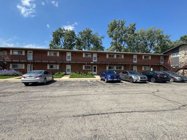 1910 W Hatherleigh Court , Unit 2C, Mount Prospect, IL 60056