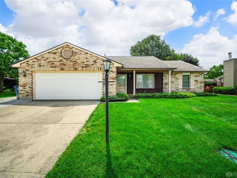 8621 Emeraldgate Drive, Huber Heights, OH 45424 Photo 1