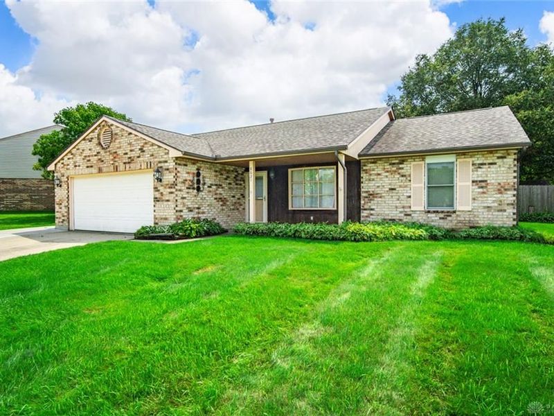 8621 Emeraldgate Drive, Huber Heights, OH 45424 Photo 2