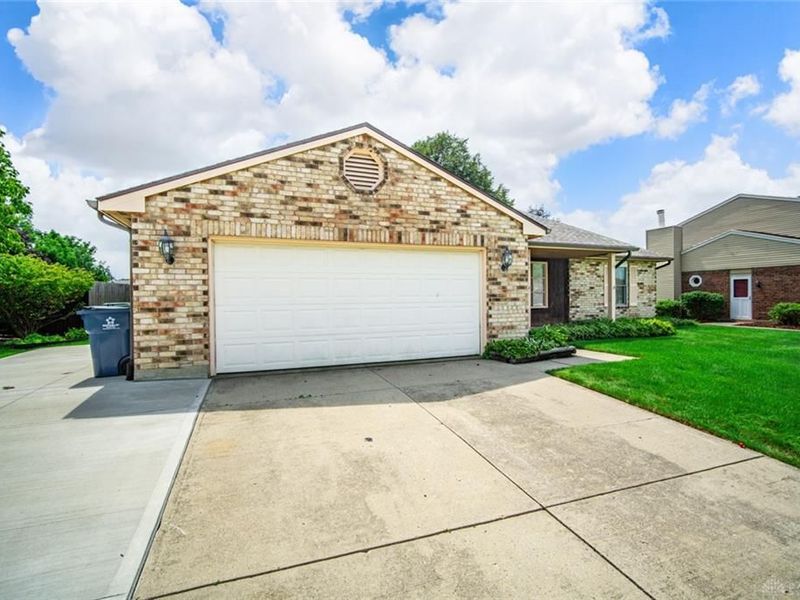 8621 Emeraldgate Drive, Huber Heights, OH 45424 Photo 3