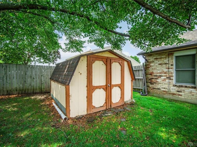 8621 Emeraldgate Drive, Huber Heights, OH 45424 Photo 6