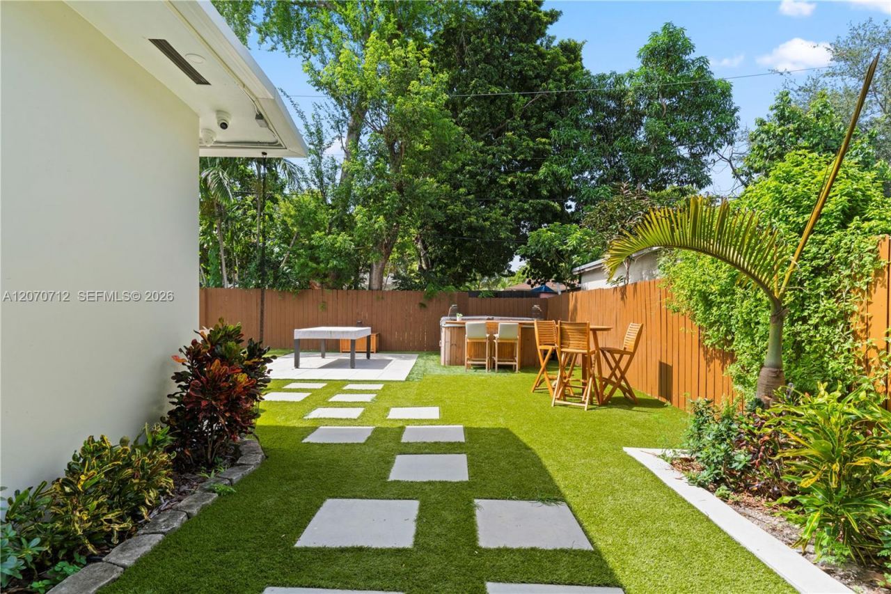 221 NE 44th St , Miami, FL 33137 Photo