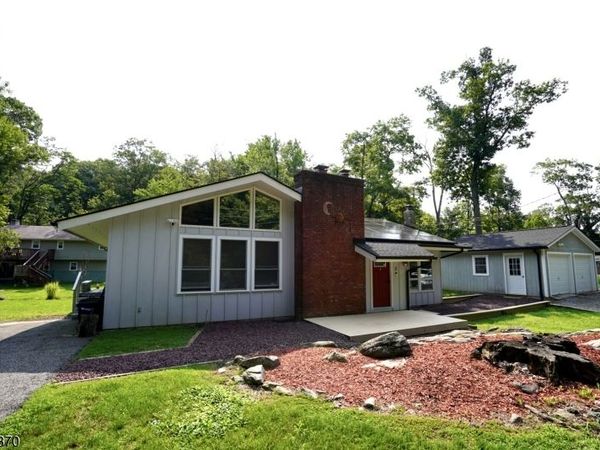 5 Woodlawn Dr, Andover, NJ 07821