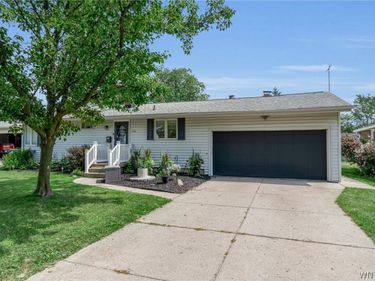 208 Royal Parkway W, Williamsville, NY 14221