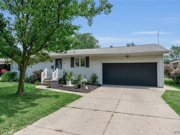 208 Royal Parkway W, Williamsville, NY 14221