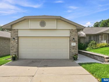 5725 Shadow Pines Court, Lincoln, NE 68516