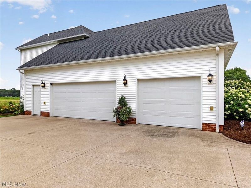 10276 Wolf Avenue NE, Hartville, OH 44632 Photo 4
