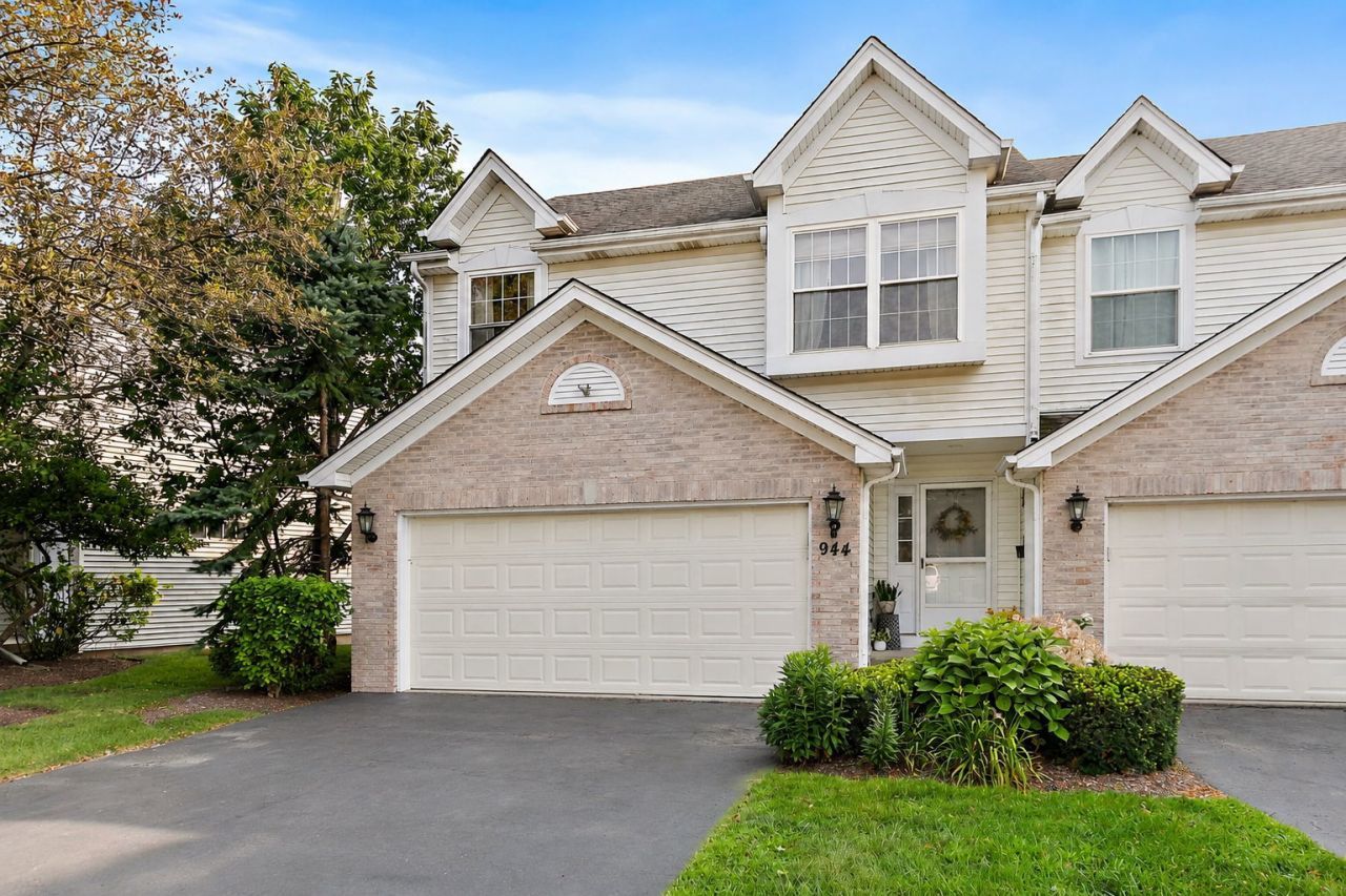 944 Viewpoint Drive, Lake in the Hills, IL 60156 Main Photo